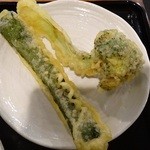 太常うどん 銀座本店 - 天ぷら（ブロッコリー70円、ズッキーニ50円だったかな...）