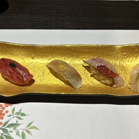 名駅 鮨 天野 - カラスミがまぶしてあったり、どのお寿司も味がついており、しょうゆをつけることはありませんでした