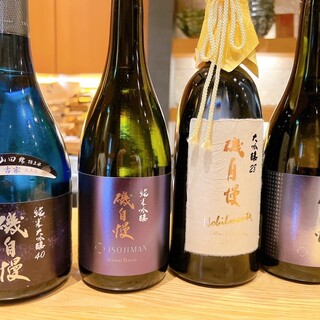 静岡県が誇る日本酒「磯自慢」や、ソムリエ厳選のワインが勢揃い