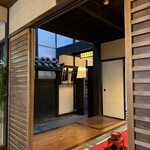 茶房 半兵衛 - 奥に120年前のおくどさんが残っている