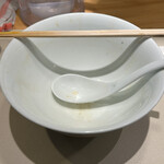 燎 - ごちそうさまでした。
      旨かったぁ〜。最高ぉ〜でした❤︎
      もちろん❗️飲み干して完食です。そのうち、完全予約制に変わりそうですね。
      今なら予約せず、朝一30分並んで食べる方を選びそう。