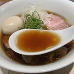 燎 - 【スープ】味4.5
                                ひと口目から、やられたぁ〜。
                                旨ぁッ(● ˃̶͈̀ロ˂̶͈́)੭ꠥ⁾⁾
                                まず、鶏油が口に広がります。出汁は「あさっり」と「濃厚」が交差します。
                                ホッとする深みですが、軽めの鶏の旨みが残ります。