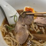 燎 - 噛み締めて楽しむタイプのチャーシューです。
      昔懐かしいあの感じ❤︎
      何回も噛み締めて、、、みましょう。絶えず、旨味が溢れてきます。
      すぐに麺と合わせて飲み込まないように✅
      口の中で変化を楽しもう。