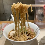 燎 - 【麺】味4.5
                                きたぁ〜、最近「マイブーム」の『手揉み麺』中太の色合いも少し暗め❗️
                                では_:(´ཀ`」 ∠):
                                こっちも旨ぁい。
                                啜ると暴れますね。ブリっとして、弾力、食感、旨味もスープと合わさって❤︎
