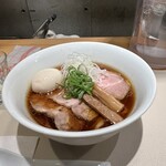 燎 - まずはトッピングの確認をしよう。
                                豚チャーシュー×４枚・味玉・メンマ（太）×2・ネギ2種といったシンプルな感じです。