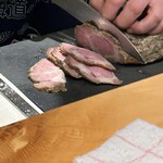 燎 - ◯チャーシューは直前でカットした後、トレイ並べて軽く炙る。（炙りの跡は付きません）