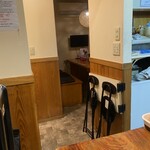 広島つけめん まるとちび - お店奥にあるテーブル席(コチラだけでした)