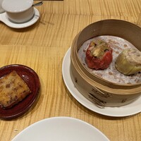 スーツァン・レストラン陳 渋谷店 - 左から、大根餅、牛肉と麻婆のシュウマイ、豚肉と海鮮のシュウマイ