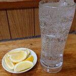 大衆酒場 若林 - 酎ハイ(ボール)280円　レモン100円