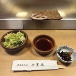 千薫庵 - サラダ、ひじきの煮物、タレは生姜強めで美味しい！