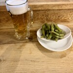 サル食堂 - 生中と燻製枝豆