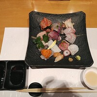 心づくし　いなせ - お造り盛合せ(右下が魚醤)