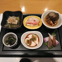 心づくし　いなせ - 前菜(左上から仙台白菜と湯葉の和え物、地物の豆腐のズワイガニ載せ、つぶ貝の煮物、左下からクジラの煮物、ボラの白子、自家製カラスミ)