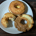 ROMII DONUT STORE - 購入したもの。クルミ、カスタード、キャラメル