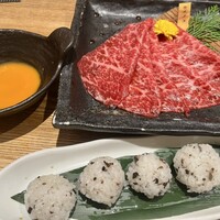 和牛 まつした 本通り店 - 焼きすき上もも(カメノコ)。カメノコを両面10秒ほど炙って、トリフご飯に巻いて、卵につけて頂く。