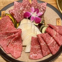 和牛 まつした 本通り店 - 特選タレ焼き3種(ミスジ、マルシン、イチボ)。