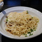 弘明寺丿貫 - 烏賊塩辛→イカゴロと春菊の和え玉の麺とその下の油ダレ