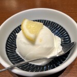 ステーキ青ひげ - 最後は、コーヒーかレモンジェラートかが選べます。どちらがオススメですかと聞いたら、さっぱりしてるのがレモンジェラートですよと教えていただいたので素直に乗っかりました。(⌒▽⌒)