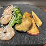 ステーキ青ひげ - 海老と温野菜 味付けをして出してくださいましたので、そのままでも美味しいですが、出してくださっているステーキ用のおろしソースやタレをつけても美味しいです。