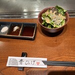 ステーキ青ひげ - 塩、おろしダレ、タレと3つの味で楽しめます。
      サラダも付いてます。
