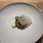 KHAO - 文旦、帆立、蕎麦の実、ライスペーパー。ライスペーパーをパリッと割って混ぜながら食べます。ココナッツミルクでマイルドに味変♪