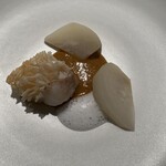 KHAO - 甘鯛、蕪、レッドカレー、こぶみかんの葉。甘鯛を血抜きしており臭みがないです。鱗のパリパリ感、カレーソースと共に。