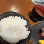 ステーキ青ひげ - ご飯も照りつやでおいしかったです。お味噌汁も好みの赤だし♡