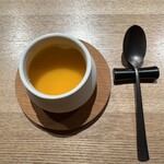 KHAO - 松の実、フェンネルシード、マンダリン。マンダリンソースの香り！