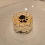 レストラン リューズ - 松葉蟹とカリフラワーのエスプーマ、オシェトラキャビアを添えて