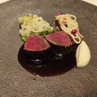 レストラン リューズ - 蝦夷鹿のロティ　ポワブラードソース　根セロリのピュレ、林檎のタルト