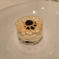 レストラン リューズ - 松葉蟹とカリフラワーのエスプーマ、オシェトラキャビアを添えて