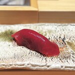 匠 進吾 - 大間の一本釣りの80kg。
      こりゃあ、きれいな赤身です。
      ねっちり感、旨味、柔らかな酸味。バランスが見事で、とても気に入りました！