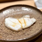 匠 進吾 - 九絵の酒蒸し。
      こちらも、らしいブリッ、モチッの食感が嬉しい。
      これまた出汁がヤバしです。