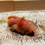 匠 進吾 - ヒモをオーダーすると、「小ぶりだから」と、貝を中に忍ばせてくれました。
      身だけよりも、コリコリ食感が際立って楽しい♪
      まだ季節ではありませんが、香りは一丁前です(^^)