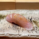 匠 進吾 - これ、猛烈に高級な白甘鯛(^^)
      「心して食べて」との大将のお言葉なので、仰せのままに（笑）
      ２kgほどもあるそうで、身のぶりぶり感や旨みは見事！
      実際、とても美味しい♪