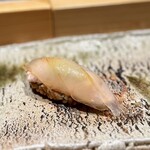 匠 進吾 - 皮剥。
      大きな肝とシャリが口の中で混ざった時の幸福は、皮剥の専売特許ですねぇ。
      最高♪