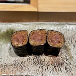 匠 進吾 - トロの漬けの巻物。
      どこかの元編集長さんが、「茶色は正義」と言ってたっけ(^^)
      気付けば、シャリの色合いが前回と違う。