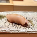 匠 進吾 - 鰆の昆布〆。
      大トロの後でも、物足りなさを感じさせない旨味です。