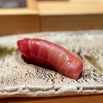 匠 進吾 - これまた見ての通り、脂乗りが、まさに適度。
      赤身は赤身らしく、トロはトロらしい、素晴らしい鮪です。
      これまでの進吾さんでの同じ個体の赤身、中トロ、大トロで、この日が一番良かったかも♪