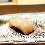 匠 進吾 - 天然の帆立。
      とても立派なのに、これでも普通のサイズなんだそう。
      甘み、旨味は言うに及ばずな上に、こちらもモッチリ食感が素晴らしい！
