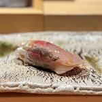 匠 進吾 - 脂乗りは控えめながら、味の乗った鯵。
      食感を考慮した二枚付けなど、随所に工夫を欠かしませんね。
      「握りやすさは、食べ手にとっての食べやすさと同じ」とのこと。納得です(^^)