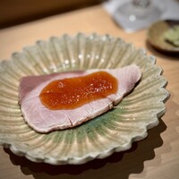 匠 進吾 - 鰤の湯引き。
                    ぽん酢のジュレと、私は山葵をたっぷり目につけて、爽やかに。
