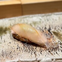 匠 進吾 - 皮剥。
                    大きな肝とシャリが口の中で混ざった時の幸福は、皮剥の専売特許ですねぇ。
                    最高♪
