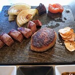 ビフテキのカワムラ 銀座店 - 焼き立てをどんどん乗せてくれる