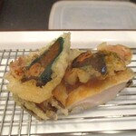 旬彩 天ぷら 心来(しんら） - 鮑：鮑の肝と身の部分のそれぞれの美味しさを味わいます。鮑そのものに塩分が有り、何も付けずに噛み応えと、肝のお味を楽しみながら 美味しくいただきます。冷酒にも良く合います。♪♬