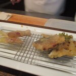 旬彩 天ぷら 心来(しんら） - ◎ 鯵：鯵に梅肉を付けて大葉で巻いてあります。これは良いですネ！♪♬  ◎ 茗荷。