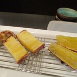 旬彩 天ぷら 心来(しんら） - 薩摩芋：食事が始まった頃から 低温で長時間かけて揚げられた 薩摩芋は、でんぷん質が糖質に変化して、とても甘ぁ～くて とっても美味しいですよォ～！　お芋の端は 更に香ばしくて、甘く、パリッとした煎餅のようで、またまた美味しいですョ！