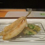 旬彩 天ぷら 心来(しんら） - ◎キス：肉厚に揚げてあるキスは、表面がサクッ、身がふっくっらふんわりして ジューシー、熱々で美味しく頂きました。やっぱり、キスの食べ方は天ぷらが最高に似合いますネ！  ◎オクラ。 ◎すくなかぼちゃ。