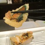 旬彩 天ぷら 心来(しんら） - 鮑：鮑の肝と身の部分のそれぞれの美味しさを味わいます。鮑そのものに塩分が有り、何も付けずに噛み応えと、肝のお味を楽しみながら 美味しくいただきます。冷酒にも良く合います。♪♬