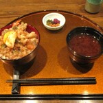 旬彩 天ぷら 心来(しんら） - 〆の小丼、赤出汁、香物。